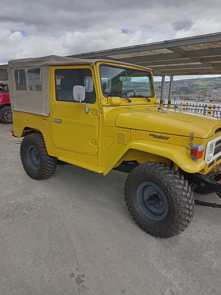 Toyota FJ40 jaune restauré